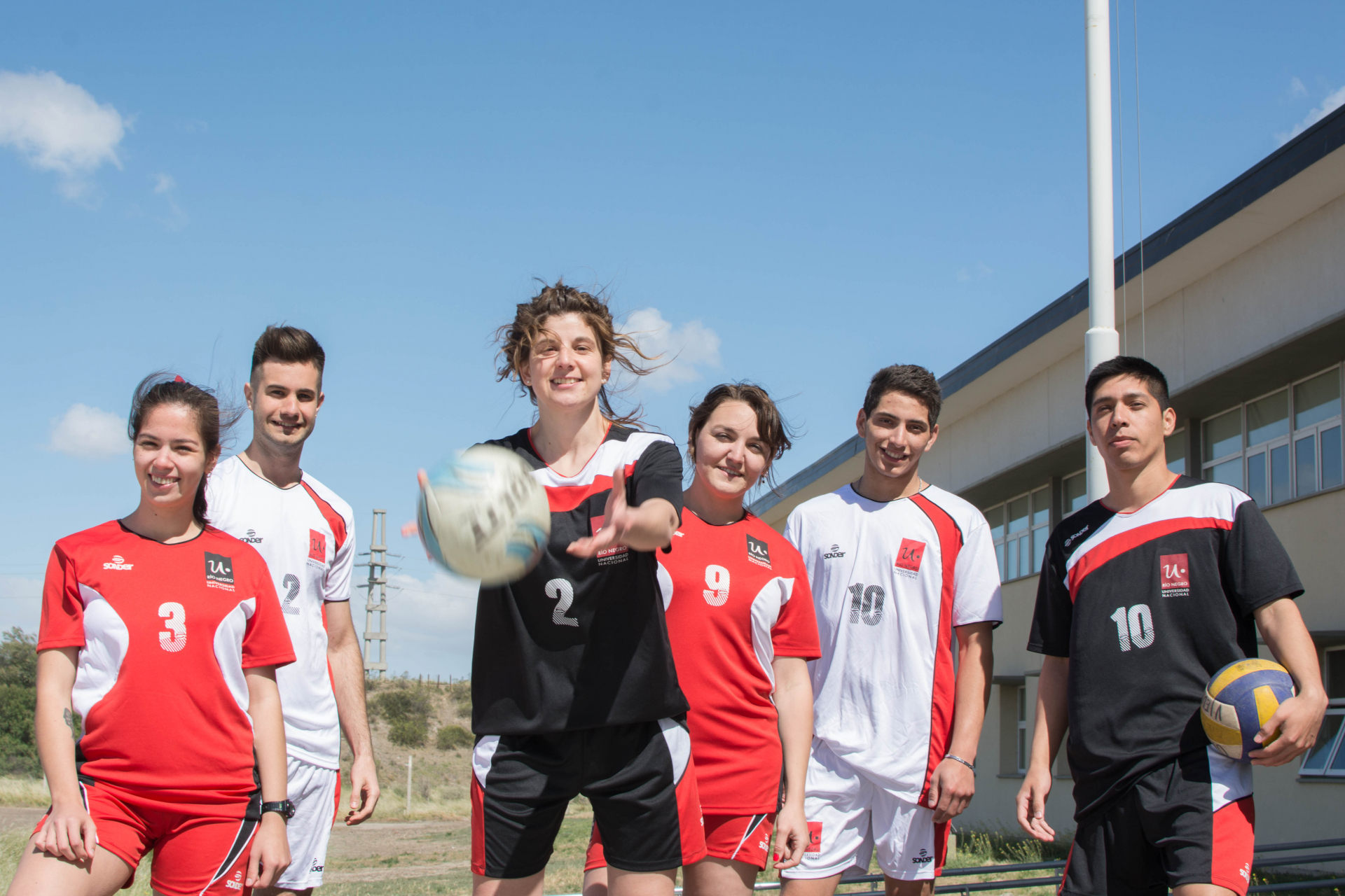 La UNRN celebra el Día Internacional del Deporte Universitario con grandes triunfos y medallas de oro.