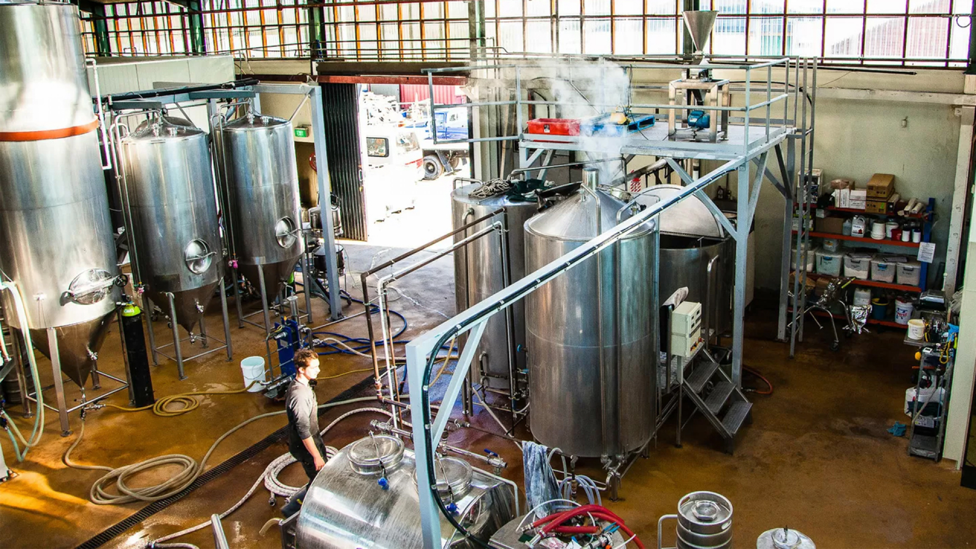 Planta cervecera en Allen incorpora estudiantes de las Ingenierías en Alimentos y en Biotecnología