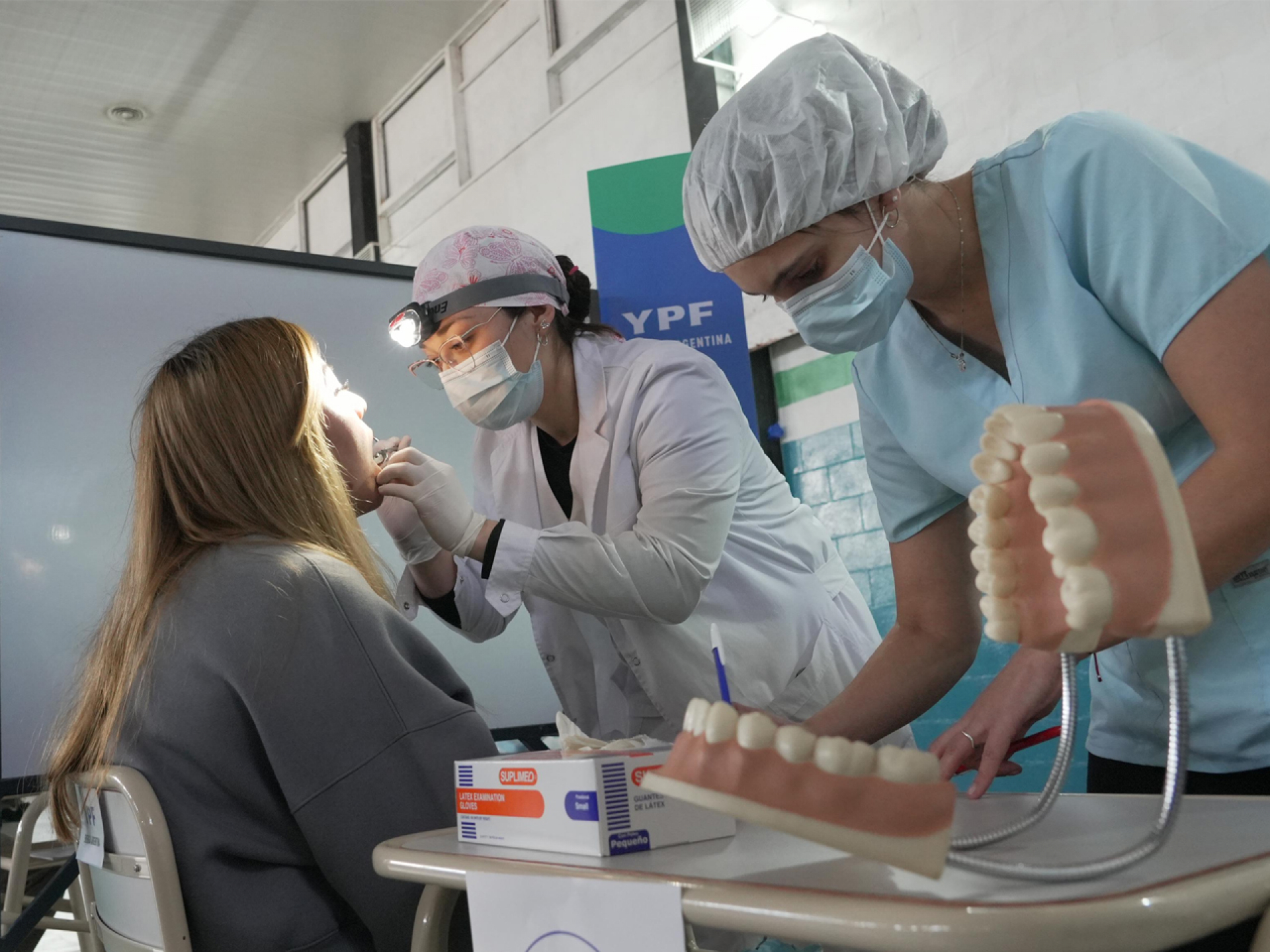 Más de 900 estudiantes de Sierra Grande reciben atención odontológica por parte de la UNRN