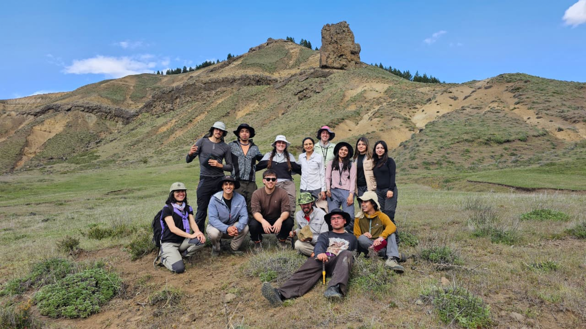Geología sin fronteras: estudiantes de la UNRN y de la UNAB de Chile realizaron una salida de campo binacional