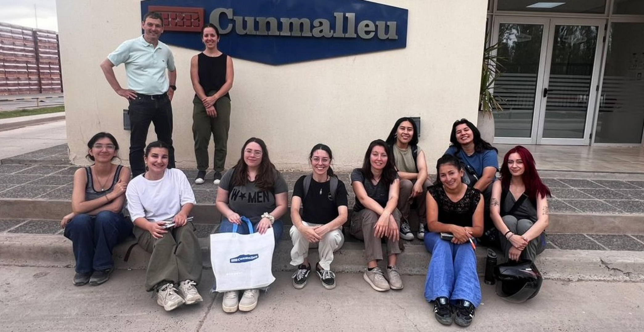 Estudiantes de Arquitectura de la UNRN realizaron una visita técnica a una fábrica de ladrillos en Allen