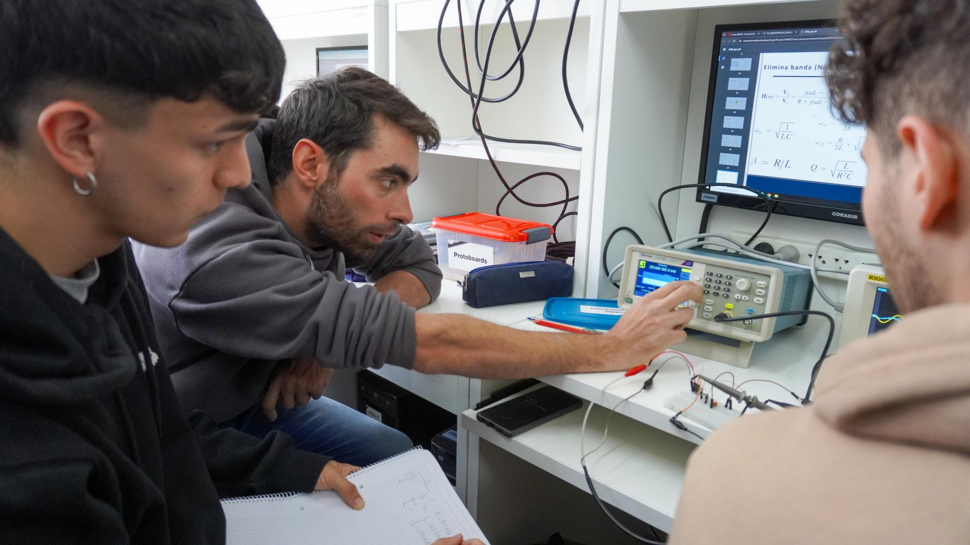 Nueva convocatoria de ayudantes estudiantes