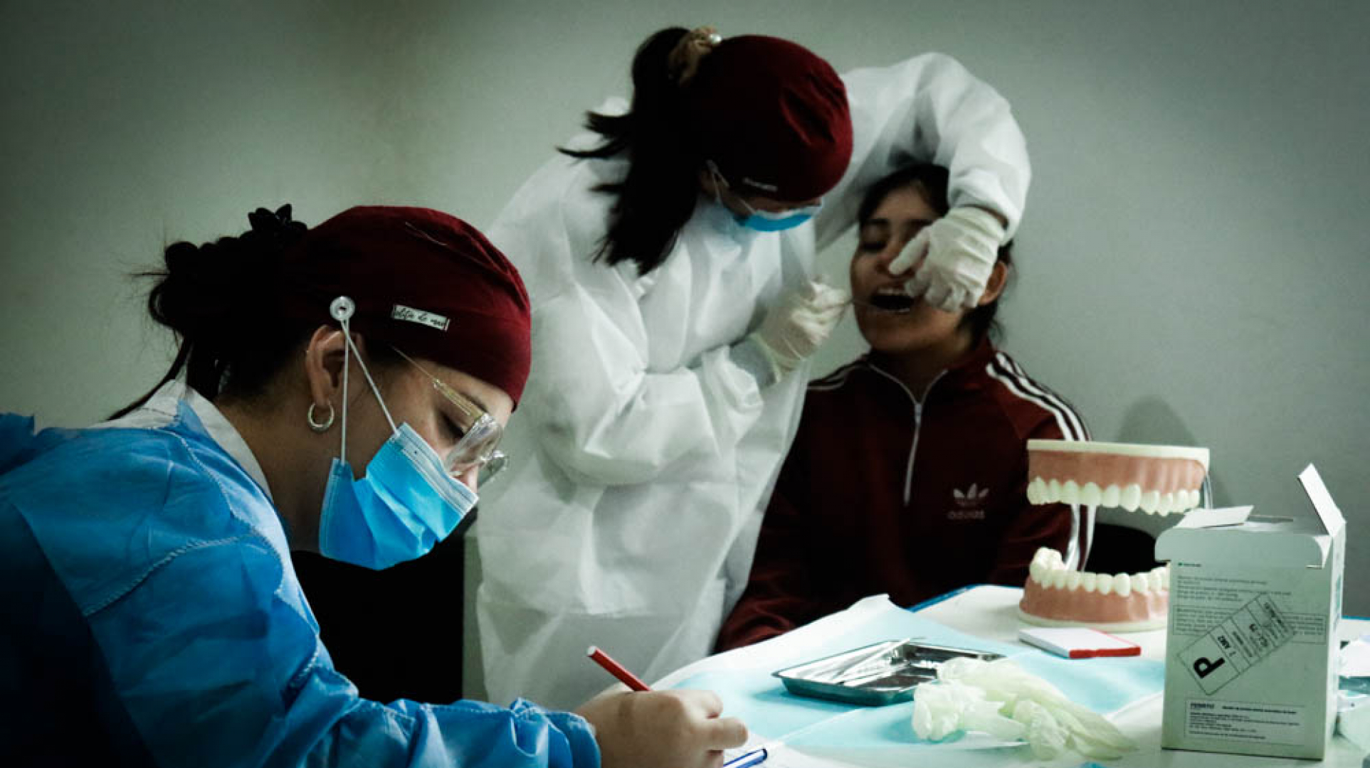 Estudiantes de Odontología participan de jornadas comunitarias en Roca