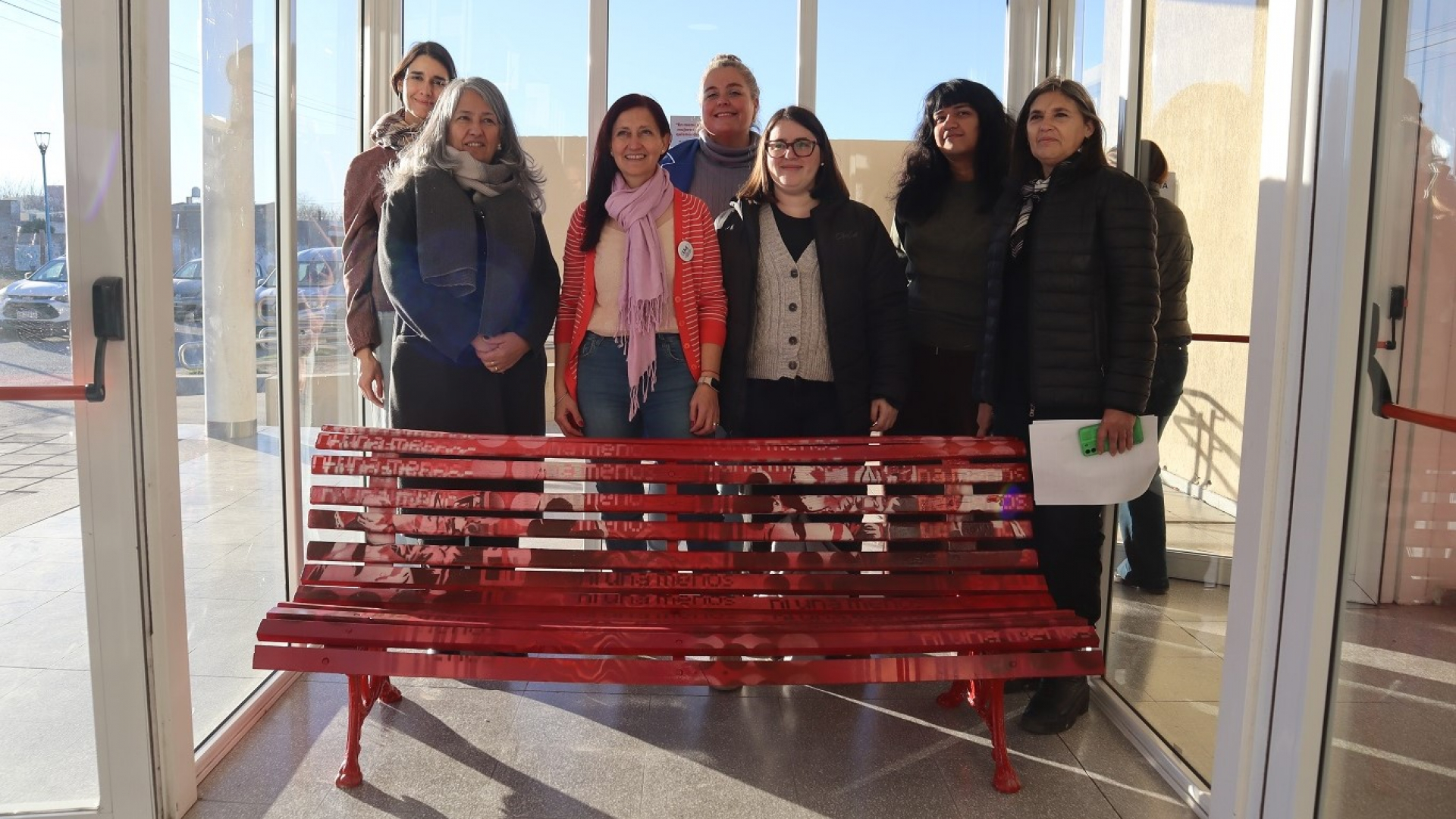  Se instaló un banco rojo por las víctimas de femicidios en la Sede Alto Valle – Valle Medio