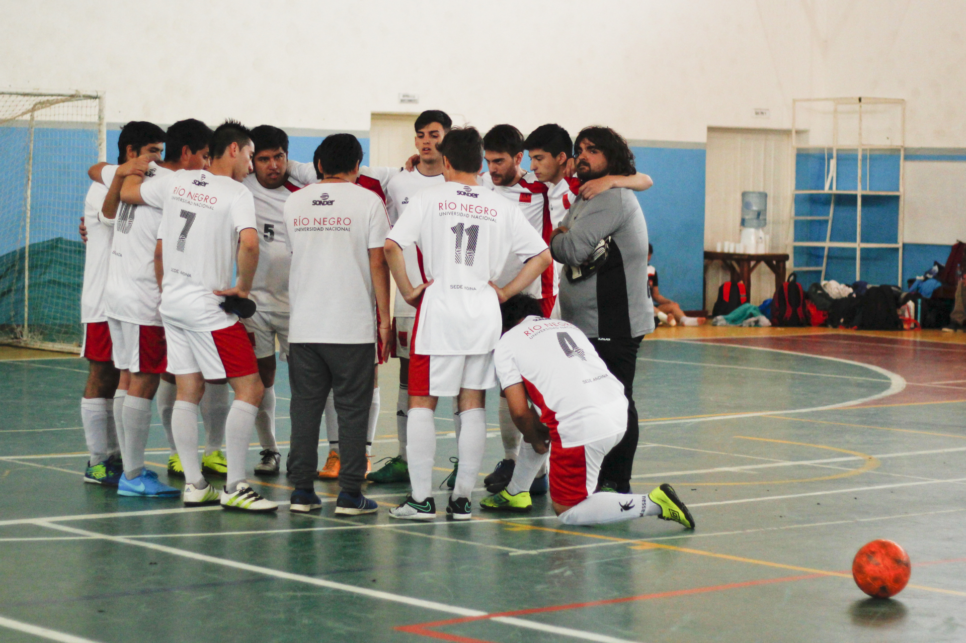 La Provincia fortalece el espacio de futsal para estudiantes de la UNRN en Bariloche
