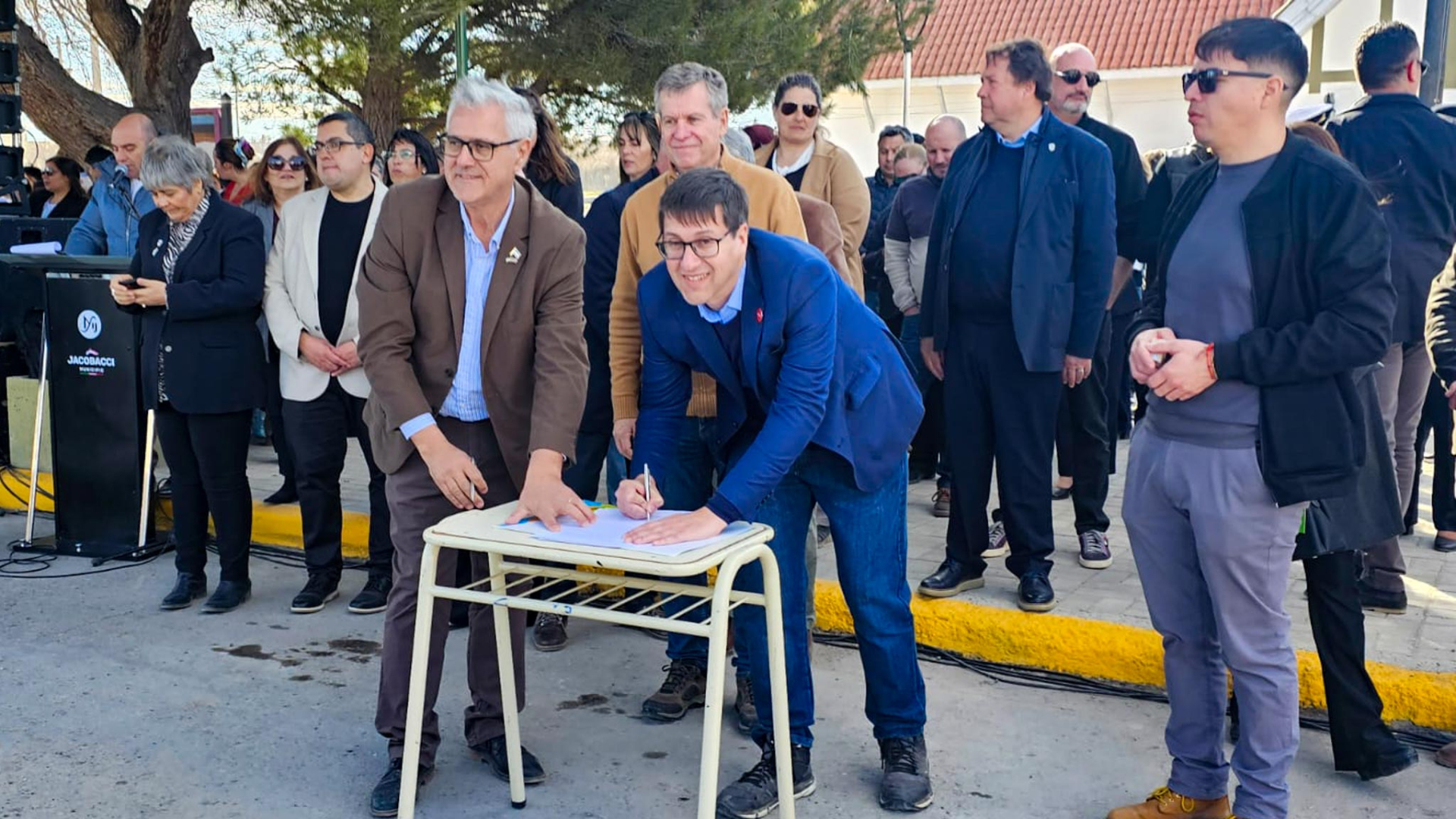 Firma de dos convenios de la UNRN en el aniversario de Ingeniero Jacobacci