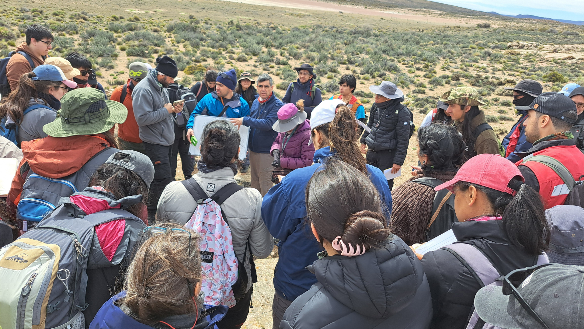 Estudiantes y docentes de Geología de Argentina y Chile compartieron una experiencia de formación en Los Menucos